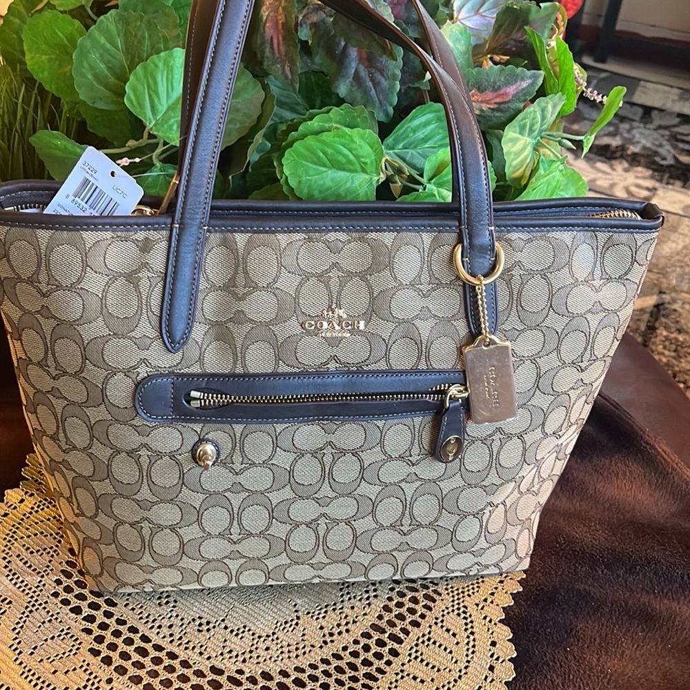 Coach signature brown/ tan M/L tote in new condition